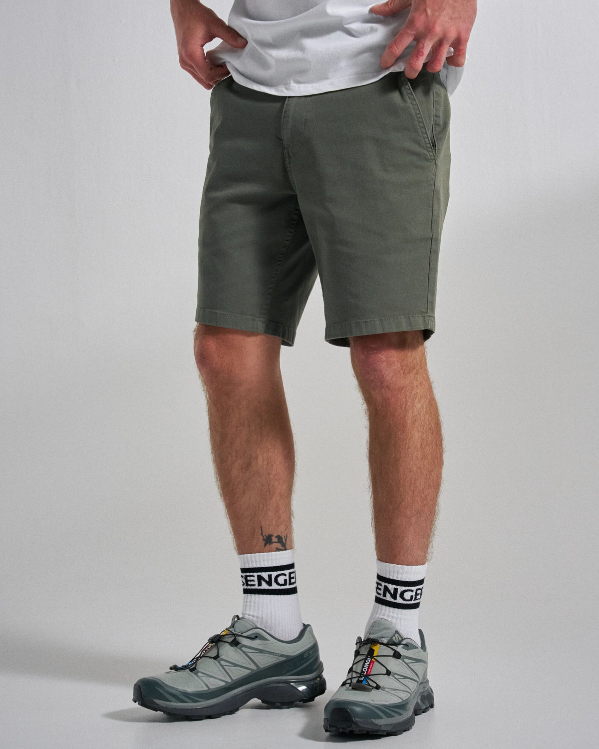 365 Cotton Short - Dusty Olive - Studio Model