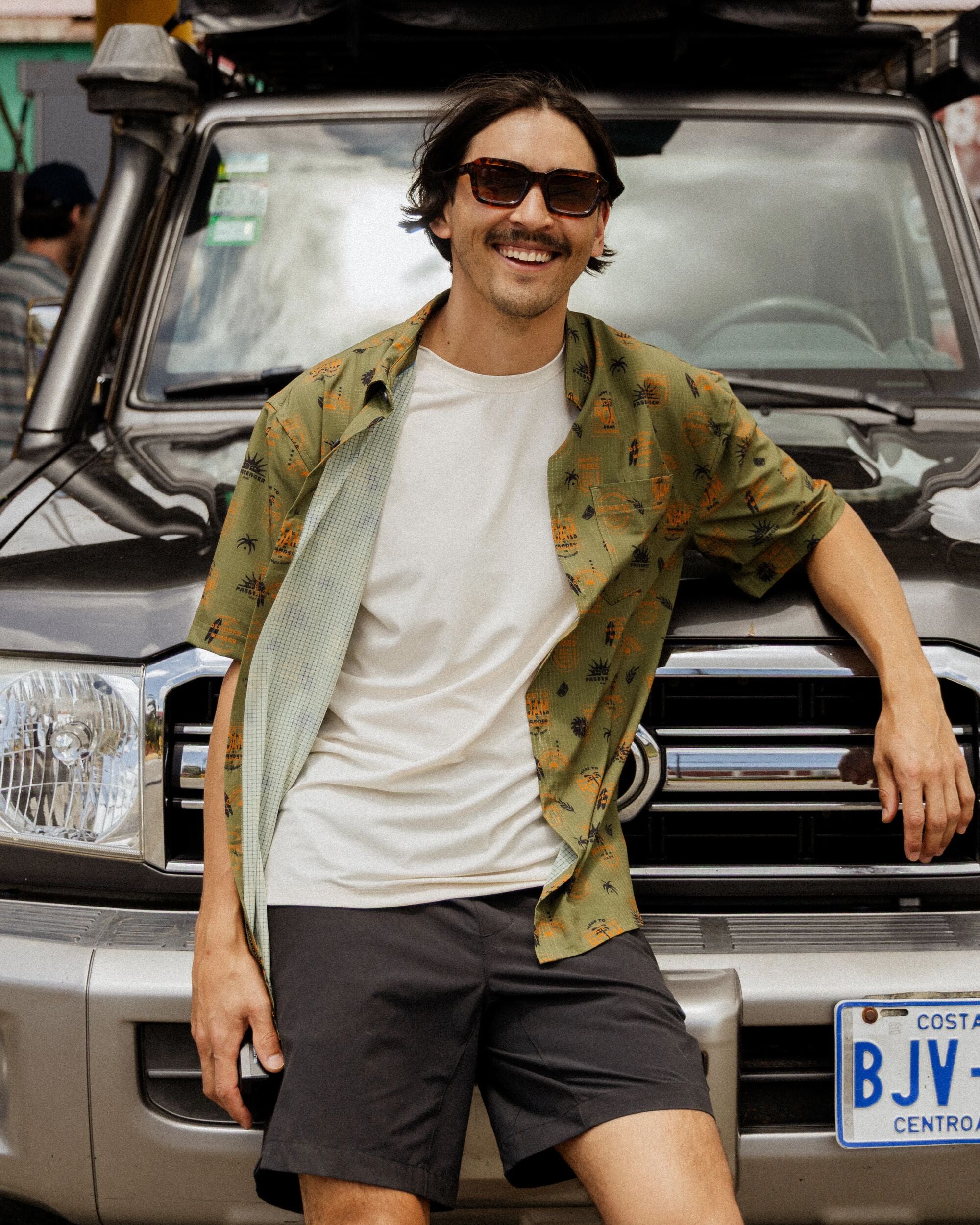 365 Active Shirt - Badge Khaki - Lifestyle