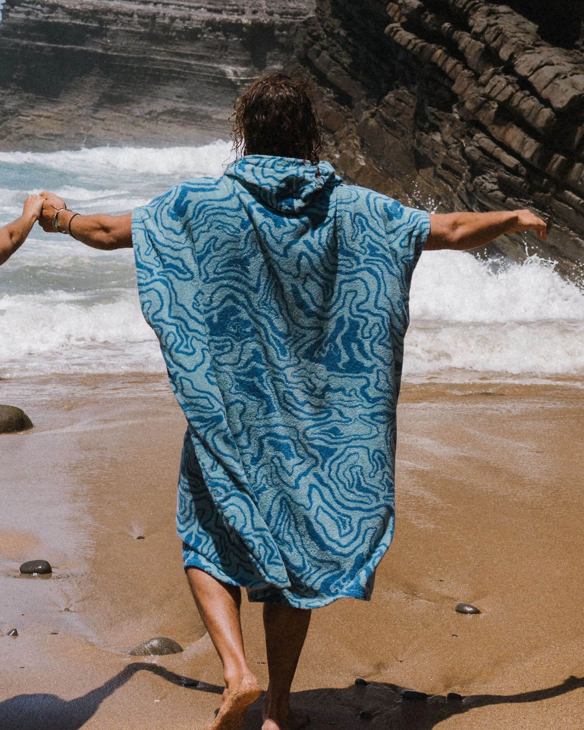 MensShoreline Cotton Towel Poncho - Strata Swirl Arctic - Lifestyle
