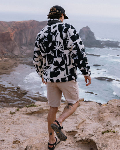 Valiant Deep Pile Fleece - Roam Further Black - Lifestyle