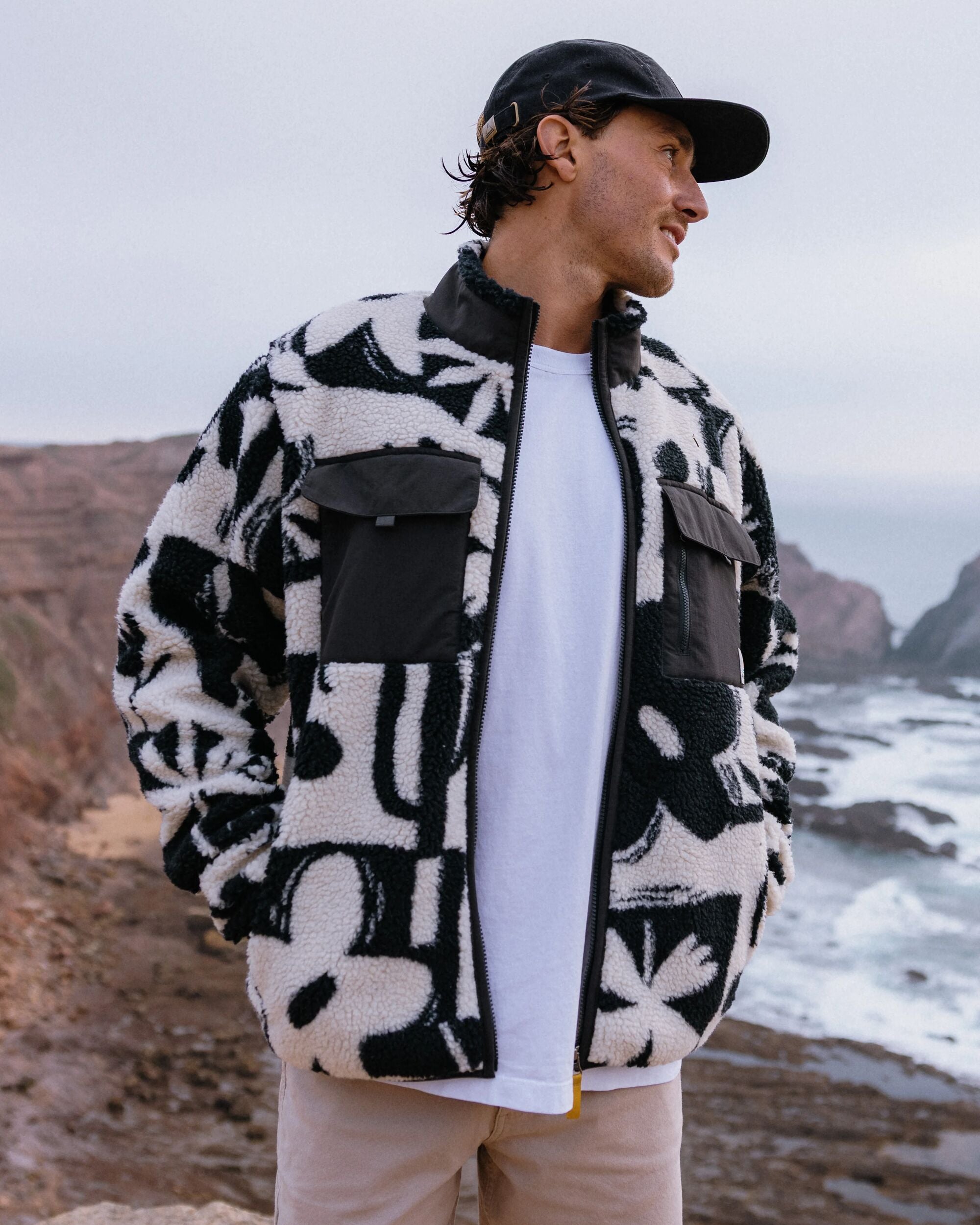 Valiant Deep Pile Fleece - Roam Further Black - Lifestyle