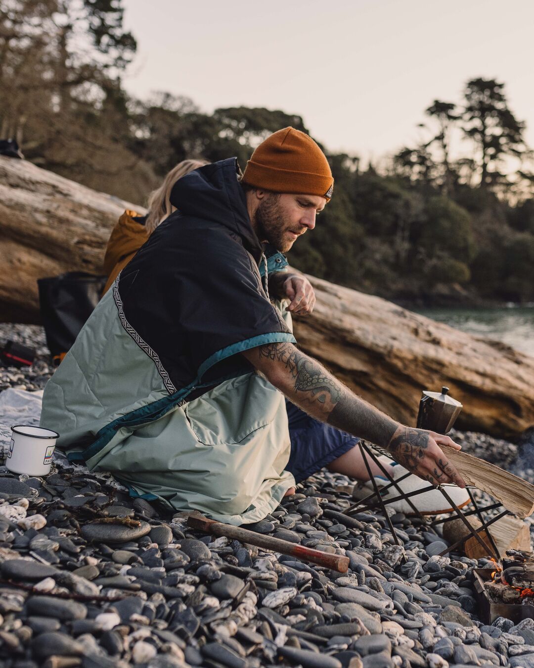 Male_Outback Pull Over Change Robe - True Black/Pistachio